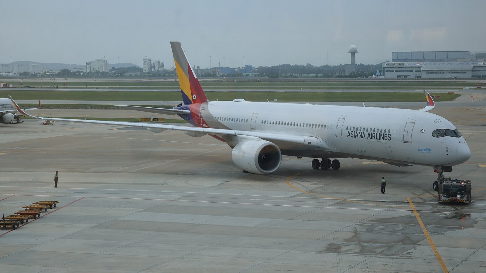 2026년 6월 인천국제공항 계류장에 서 있는 아시아나항공 에어버스 A350-900