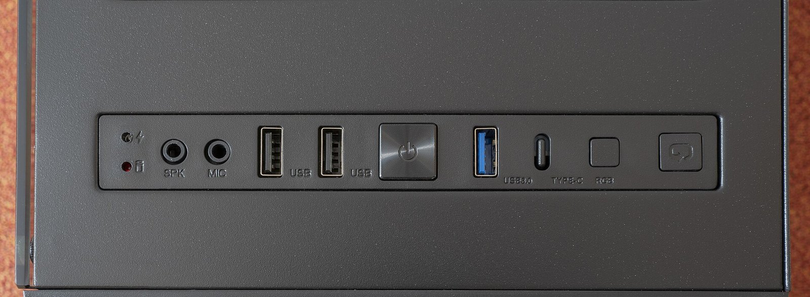 검은색 PC 케이스 앞면의 단자 판. 왼쪽부터 이어폰·마이크 단자, 검은색 USB 단자 두 개, 전원 버튼, 파란색 USB 3.0 단자, USB-C 단자가 나란히 있다